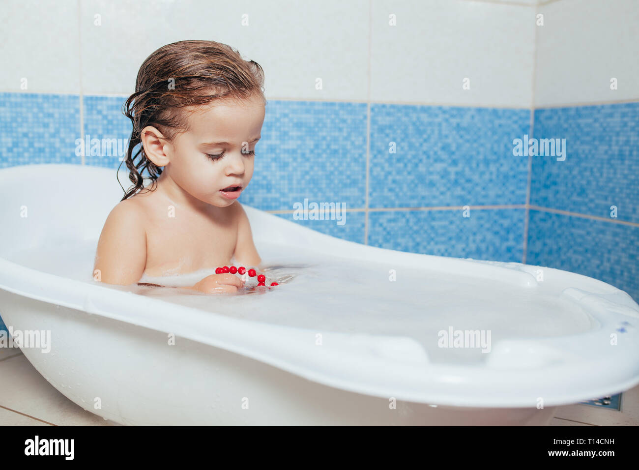 Fun Happy Heureux De Prendre Un Bain De Bebe Enfant Jouant Avec Des Bulles De Mousse Petit Enfant Dans Une Baignoire Dans La Salle De Bains Pour Enfants Souriant Sur Fond Bleu Fun Happy Heureux De Prendre Un Bain De Bebe Enfant Jouant Avec Des Bulles De Mousse Petit Enfant Dans Une Baignoire Dans La Salle De Bains Pour Enfants Souriant Sur Fond Bleu