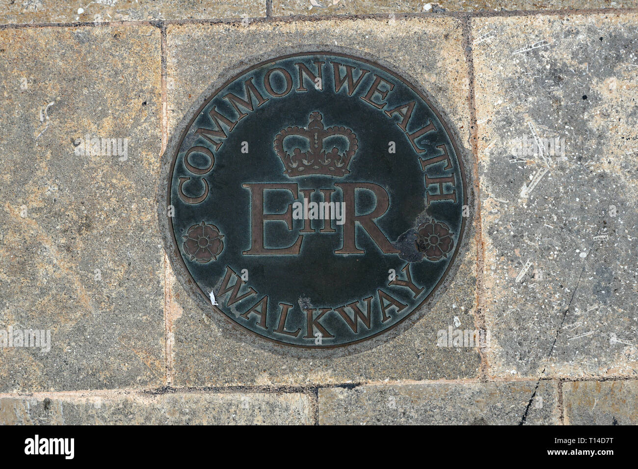 Plaque de sol de cuivre à Malte avec lettrage Allée du Commonwealth Banque D'Images