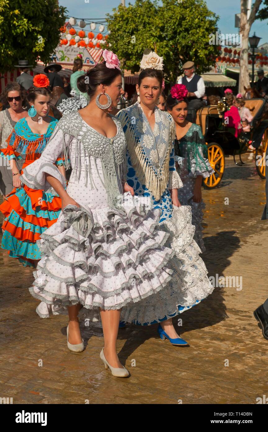 Foire d'avril, les jeunes femmes portant une robe flamenco traditionnel, Séville, Andalousie, Espagne, Europe. Banque D'Images