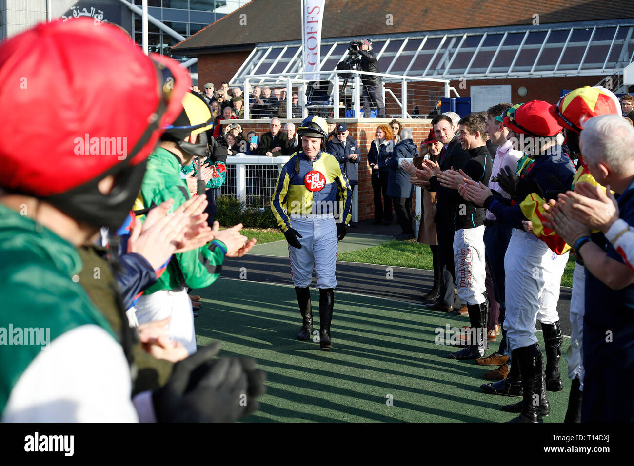 Noel Fehily tête à rouler obtenir dans la file d'attente, sa dernière course avant sa retraite, dans les Goffs UK Vente de printemps course bouclier pendant plus sage passe finale de la saison samedi à l'Hippodrome de Newbury, Newbury. Banque D'Images