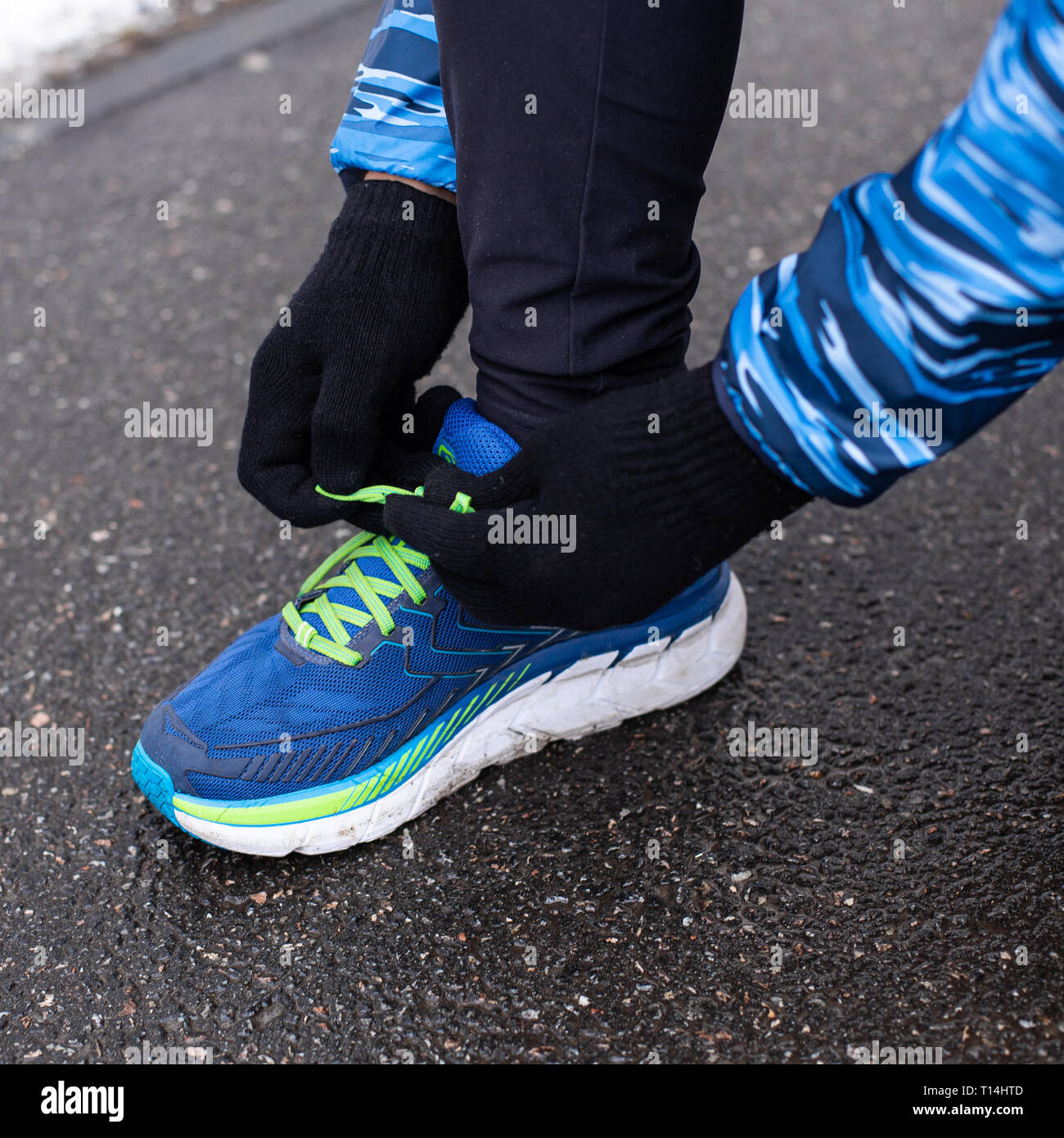 Homme attachant lacets de chaussures de course sur avant la formation Banque D'Images