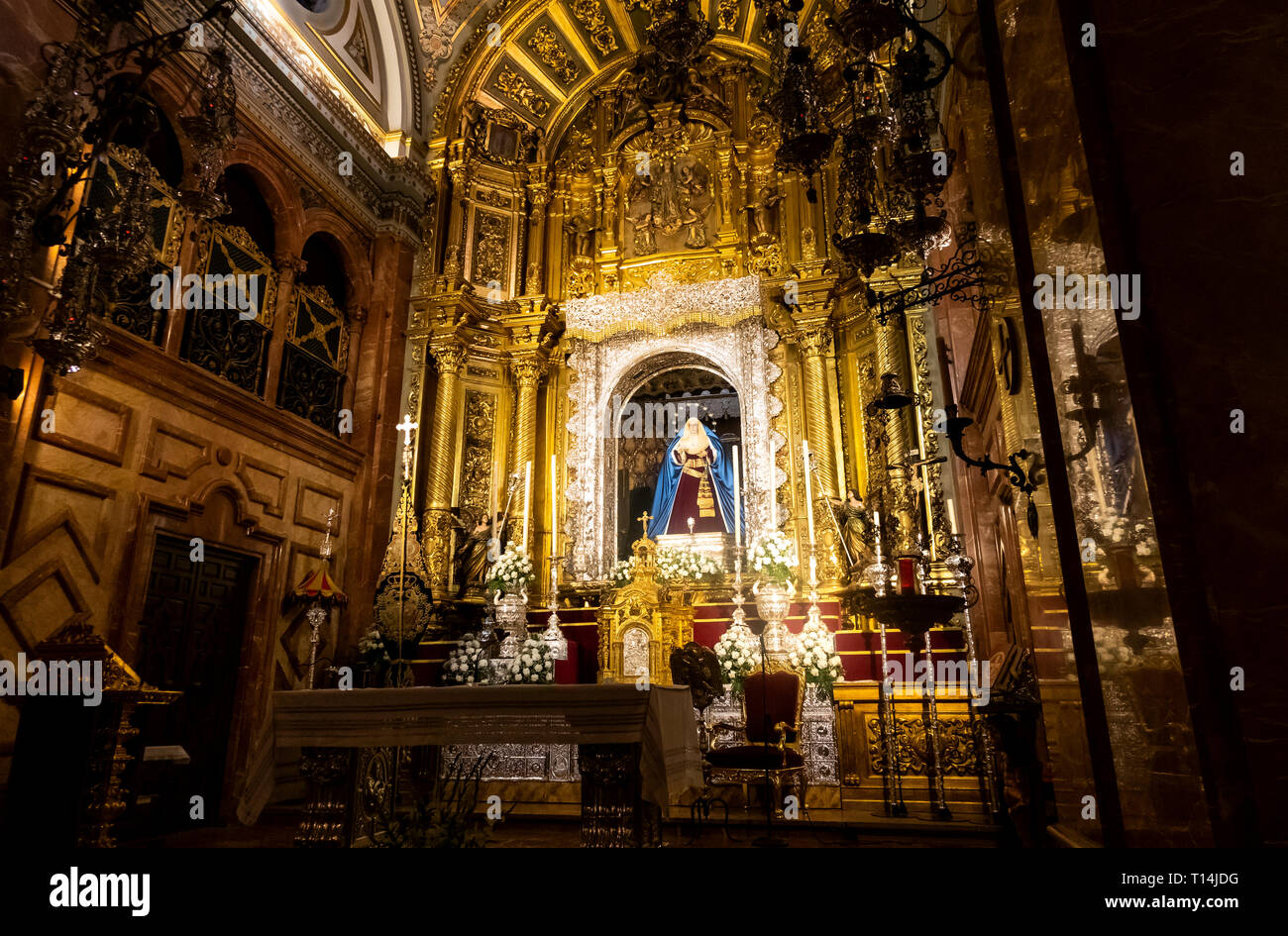 Un autel orné à l'intérieur de la basilique Macarena à Séville Banque D'Images