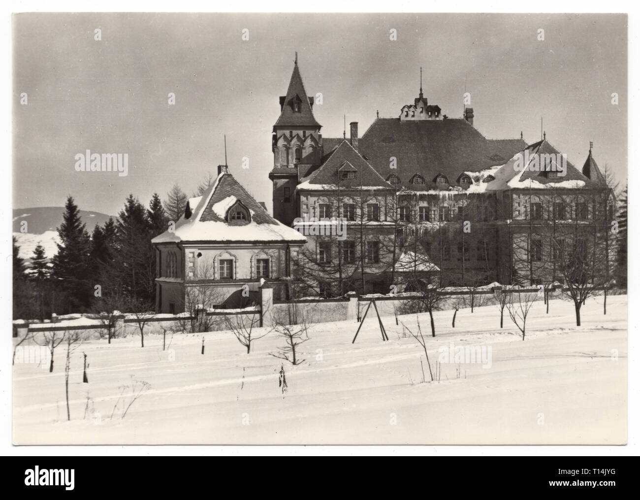 Maison de politicien tchèque Karel Kramář à Vysoké nad Jizerou, Tchécoslovaquie, représentés dans la carte postale vintage sans date tchécoslovaque. La maison conçue par l'architecte russe Vladimir Brandt a été construit dans les années 1930 dans la ville d'origine, homme politique tchèque Karel Kramář qui fut le premier Premier Ministre de la Tchécoslovaquie de 1918 à 1919. Avec la permission de l'Azoor Collection Carte Postale. Banque D'Images