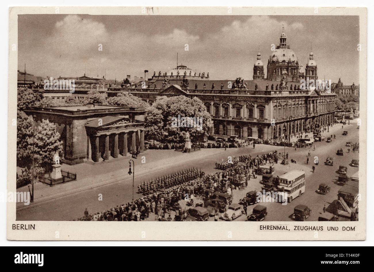 Mémorial aux morts de la Première Guerre mondiale, connu sous le nom de Neue Wache (nouveau poste de garde) et le bâtiment de Zeughaus Unter den Linden et le Berliner Dom (Cathédrale de Berlin) à Berlin, Allemagne, représentés dans le German éditée avant 1944. Avec la permission de l'Azoor Collection Carte Postale. Banque D'Images