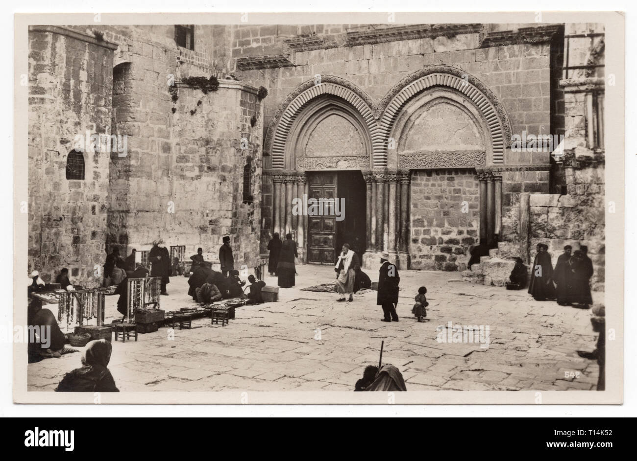 Entrée de l'église du Saint-Sépulcre à Jérusalem représentée dans la carte postale vintage sans date. Avec la permission de l'Azoor Collection Carte Postale. Banque D'Images