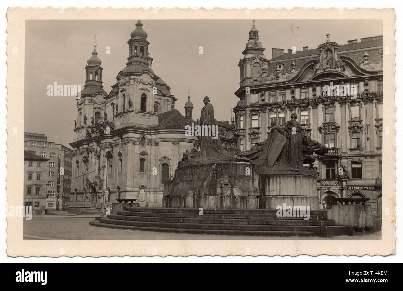 Monument à Jan Hus et l'église Saint Nicolas (Kostel svatého Mikuláše) à la place de la vieille ville (Staroměstské náměstí) à Prague, Tchécoslovaquie, représentés dans la République tchécoslovaque éditée avant 1941. Avec la permission de l'Azoor Collection Carte Postale. Banque D'Images
