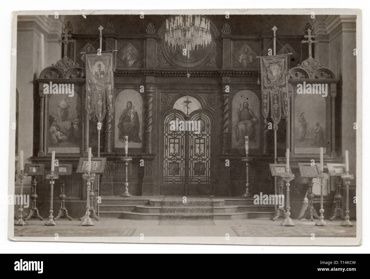 Iconostase de l'Église orthodoxe de Saint Pierre et Paul à Karlovy Vary, la Tchécoslovaquie, représentés dans la carte postale vintage tchécoslovaque datée probablement de 1930. Avec la permission de l'Azoor Collection Carte Postale. Banque D'Images
