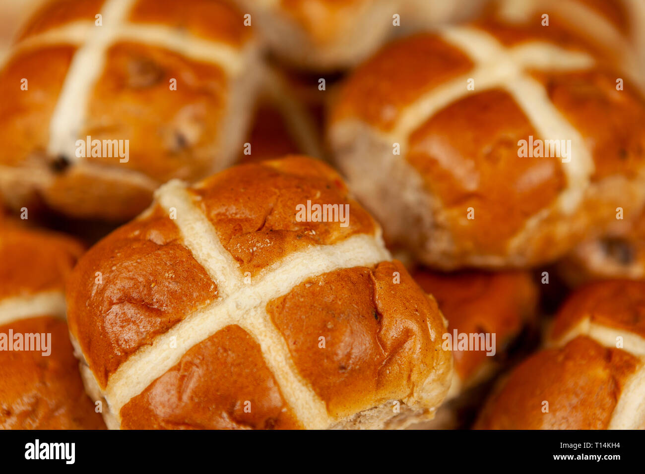 Gros plan d'une pile de brioches fraîchement cuits au four Banque D'Images