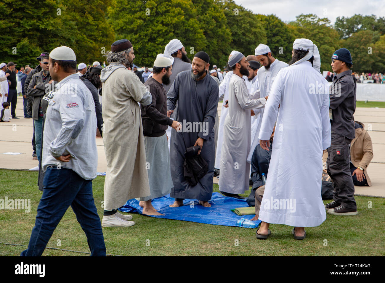 Christchurch, Canterbury, Nouvelle-Zélande, le 22 mars 2019 : les hommes musulmans saluent au service de Hagley Park pour se souvenir des victimes de la mosquée Banque D'Images