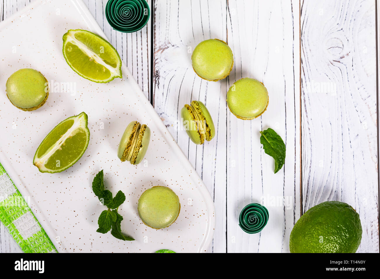 Macaron vert aromatisé à la chaux et à la menthe. Mise au point sélective. Banque D'Images