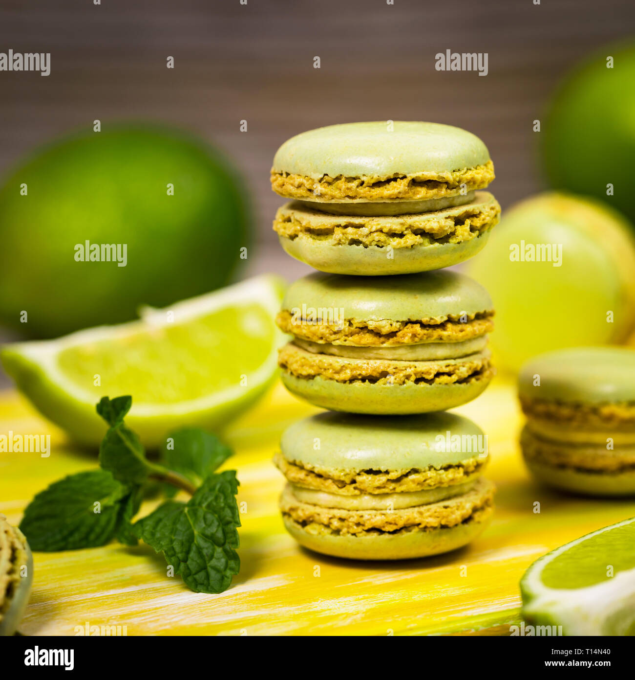 Macaron vert aromatisé à la chaux et à la menthe. Mise au point sélective. Banque D'Images