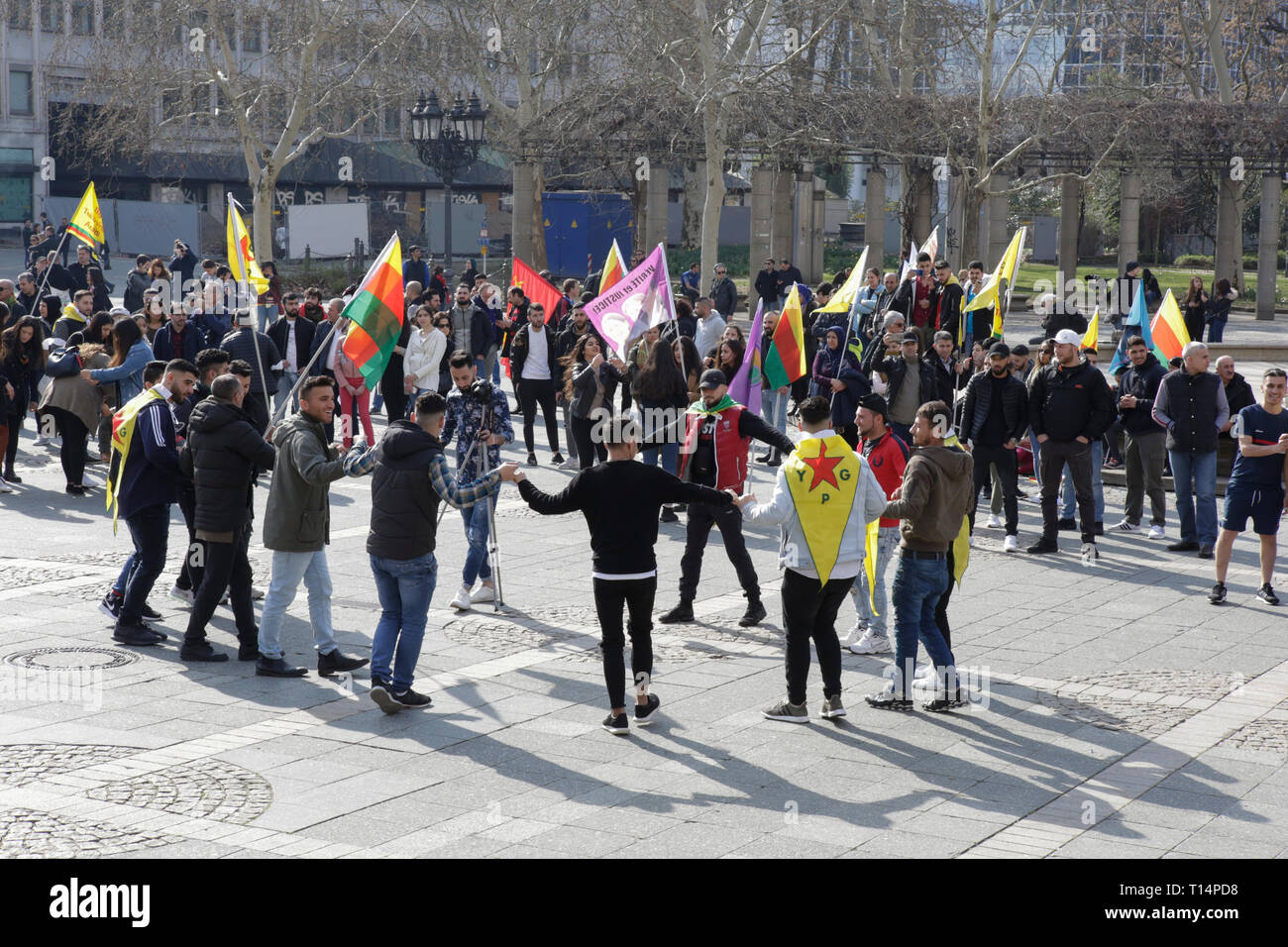 Francfort, Allemagne. Mar 23, 2019. La danse des Kurdes à l'ouverture de rallye. Plusieurs milliers de Kurdes ont défilé à Francfort, pour célébrer la nouvelle kurde Nawroz, festival de l'année. C'était la célébration centrale pour l'Allemagne et s'est tenue sous la devise "gratuitement" Abdullah Ocalan, le leader du PKK (Parti des Travailleurs du Kurdistan). Crédit : Michael Debets/Pacific Press/Alamy Live News Banque D'Images