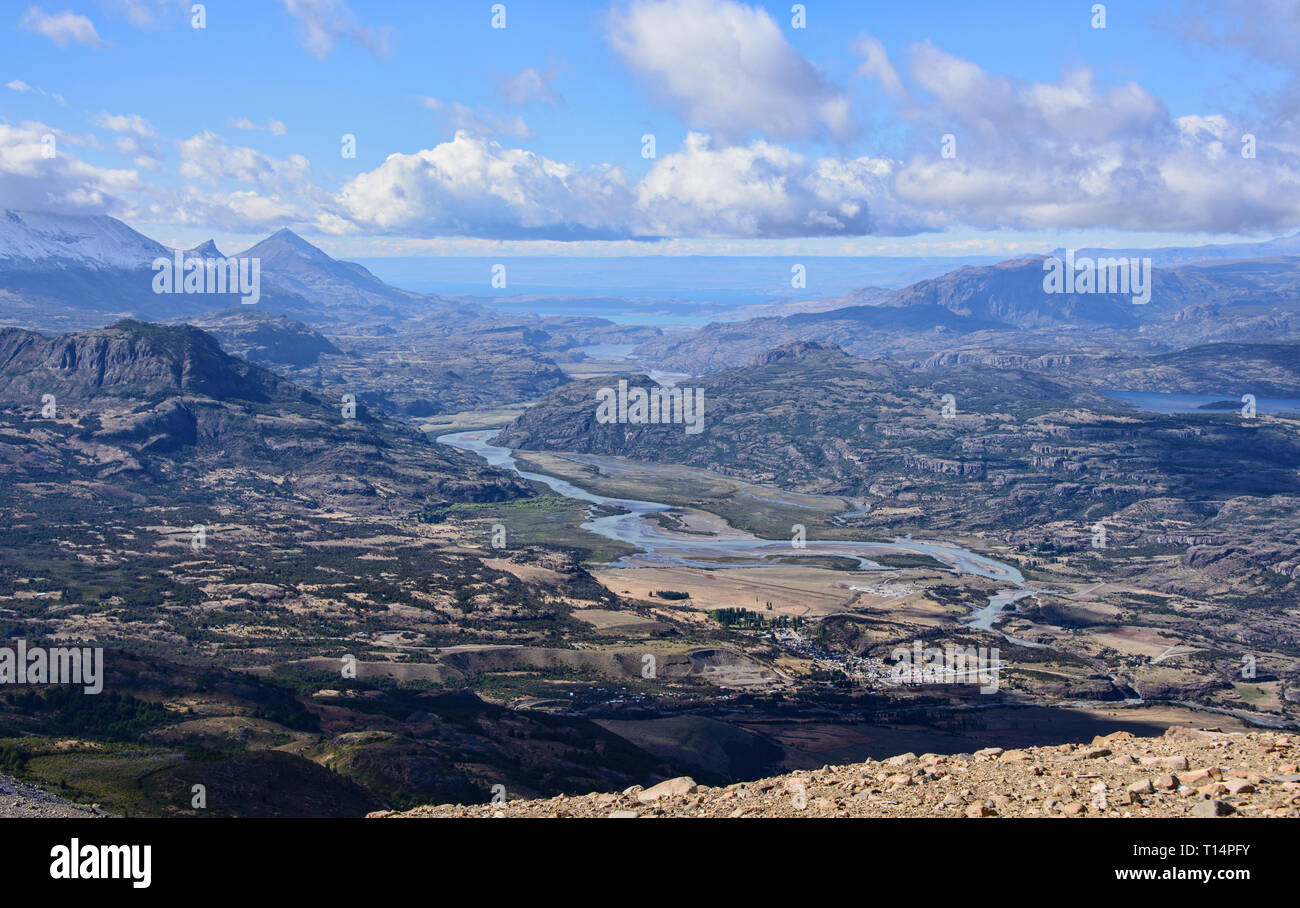 En voyant le Rio Ibanez et Villa Cerro Castillo, d'Aysen, en Patagonie, au Chili Banque D'Images