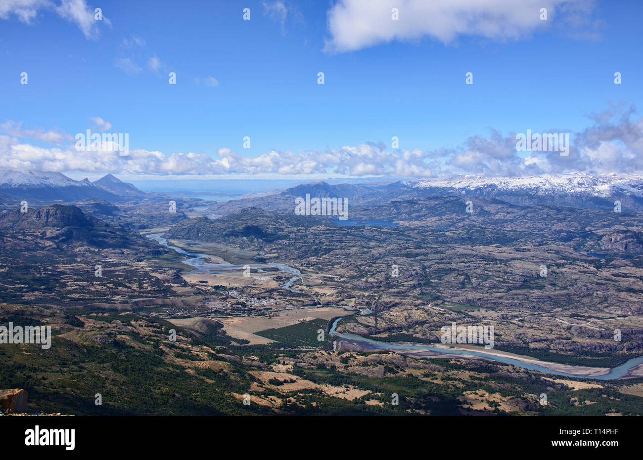 En voyant le Rio Ibanez et Villa Cerro Castillo, d'Aysen, en Patagonie, au Chili Banque D'Images