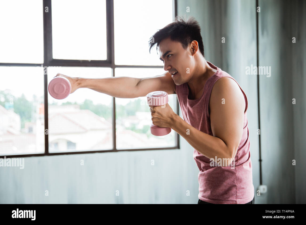 L'homme à l'aide d'un haltère exercice boxe Banque D'Images