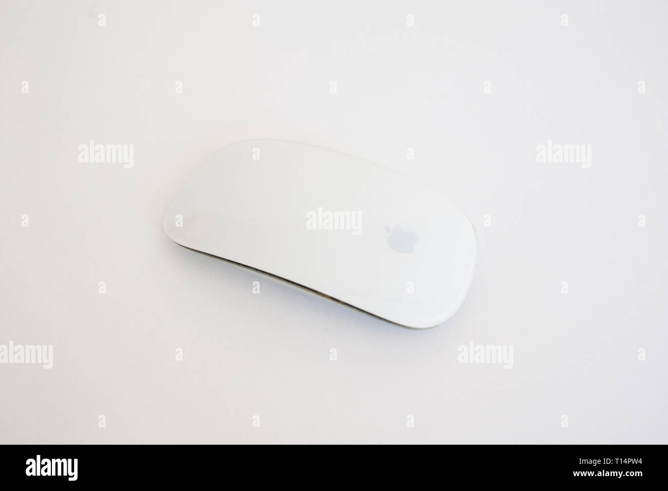 Un vieux Apple Magic Mouse Banque D'Images