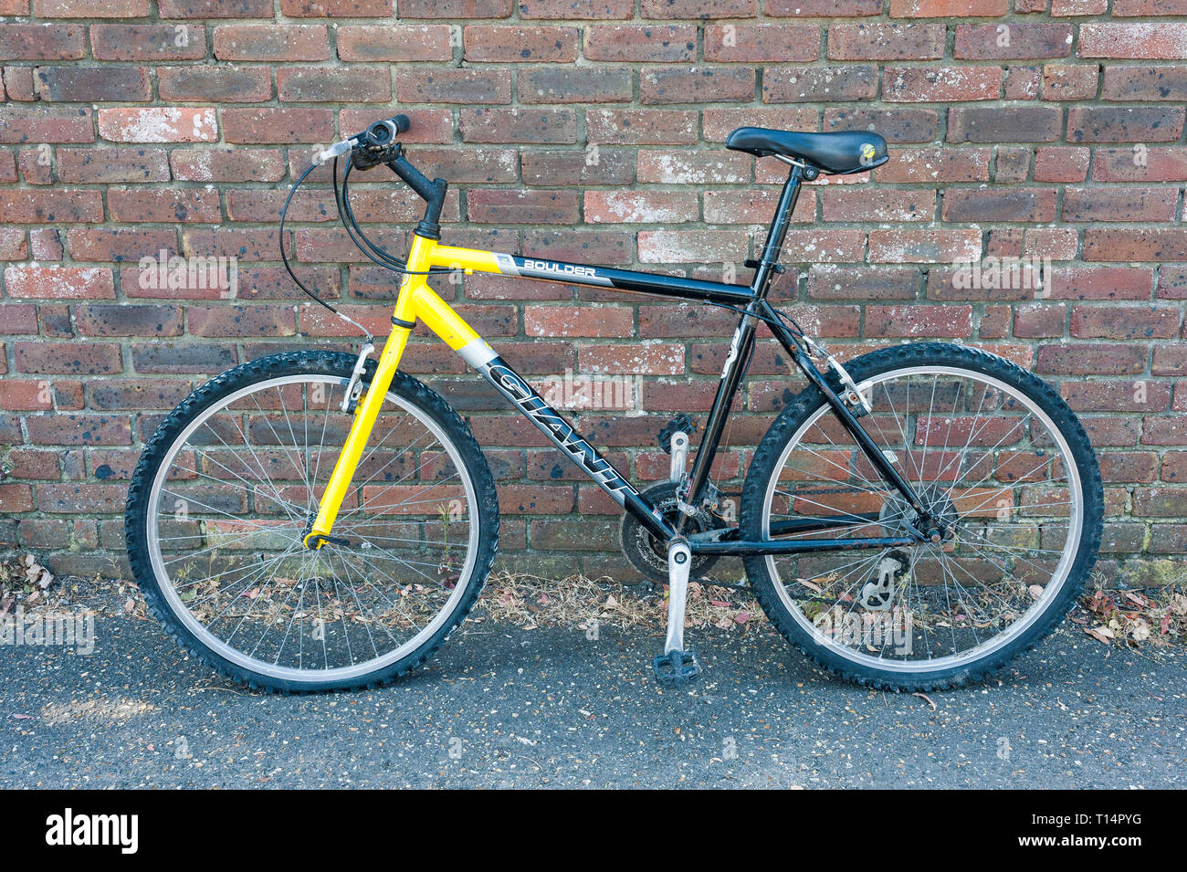 Un vieux vélo de montagne Giant Photo Stock - Alamy