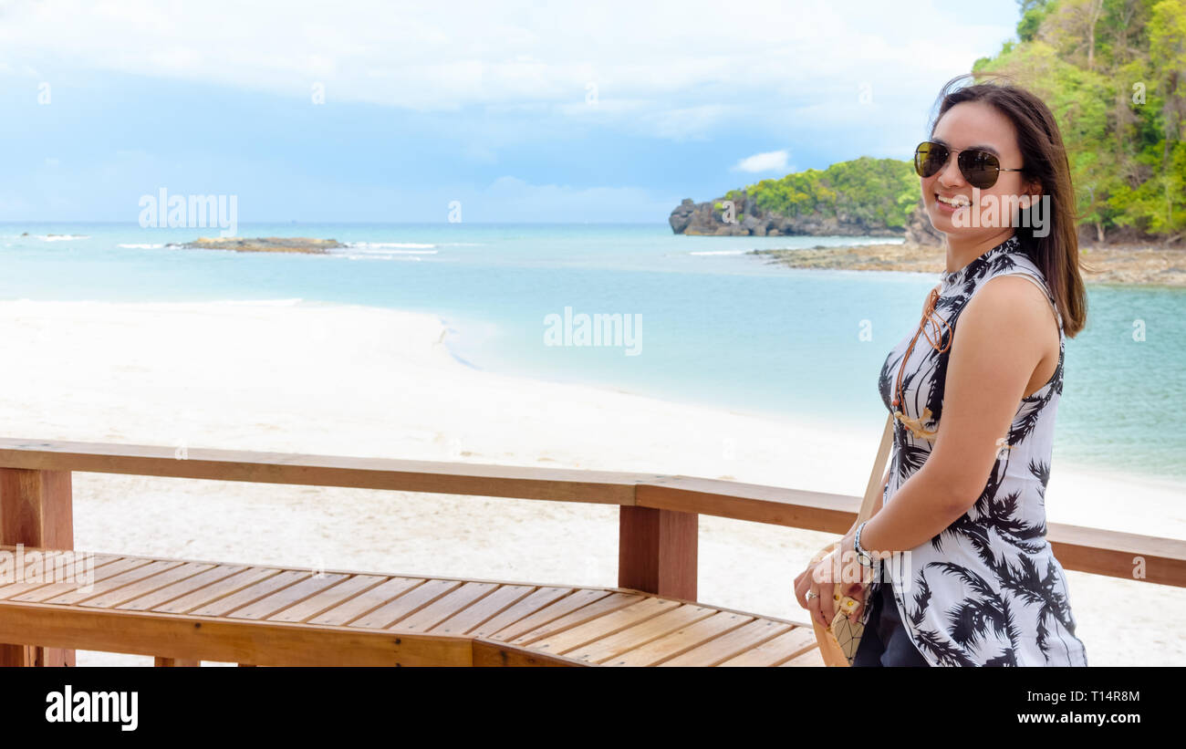 Paysage de la plage et de la mer en été, ciel et belle femme port touristique sunglasse, regardant la caméra et sourit à l'île de Tarutao, S Banque D'Images