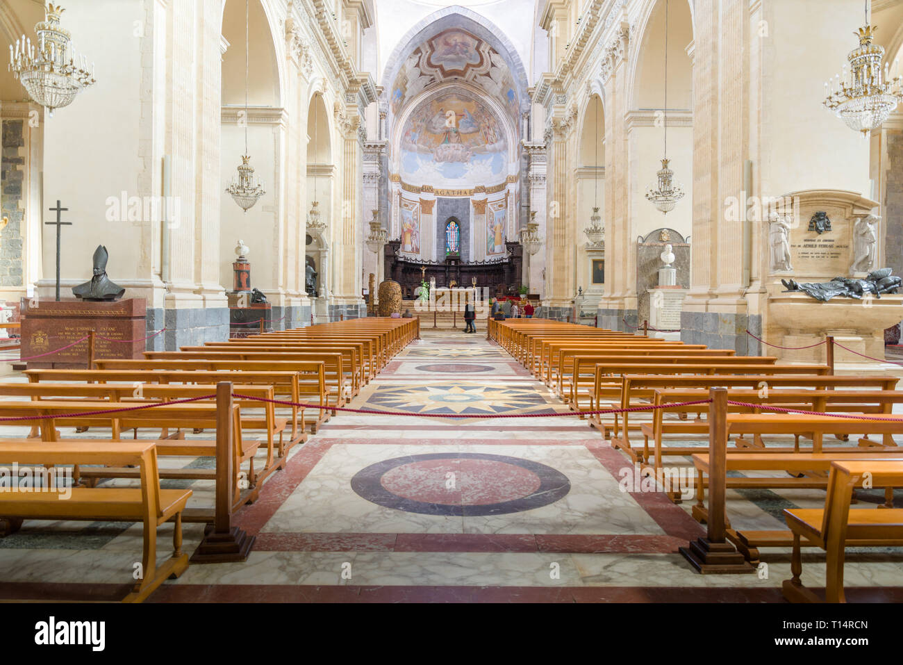 L'allée principale et la coupole de la cathédrale Sant'Agata à Catane, Sicile, Italie. Banque D'Images