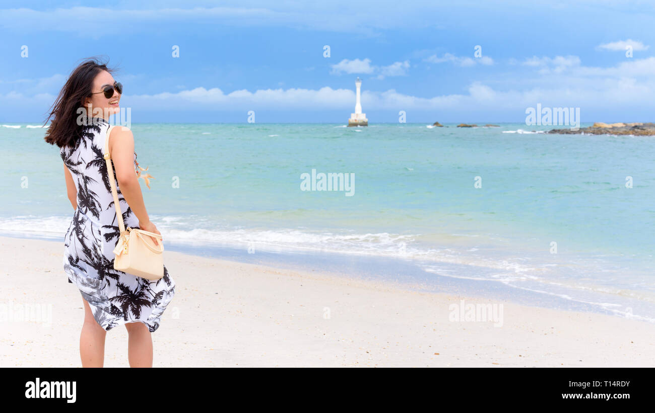 Nature paysage magnifique de la plage et de la mer en été et ciel cheerful woman wearing touristiques sunglasse rire avec bonheur sur l'île de Tarutao Banque D'Images