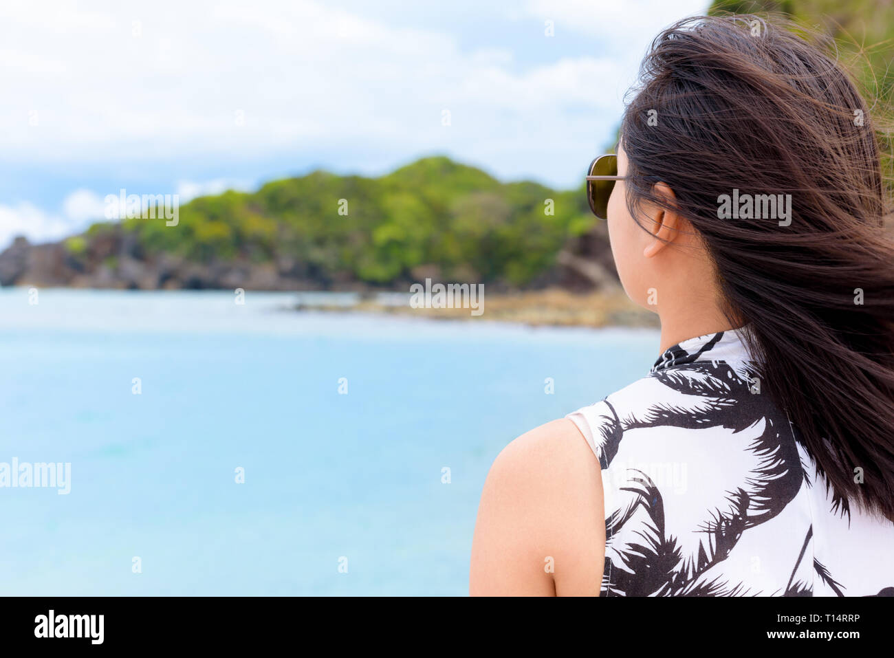 Le port touristique femme sunglasse à la beauté de la nature au paysage de la plage et la mer en fond de ciel d'été à l'île de Tarutao Par National Banque D'Images