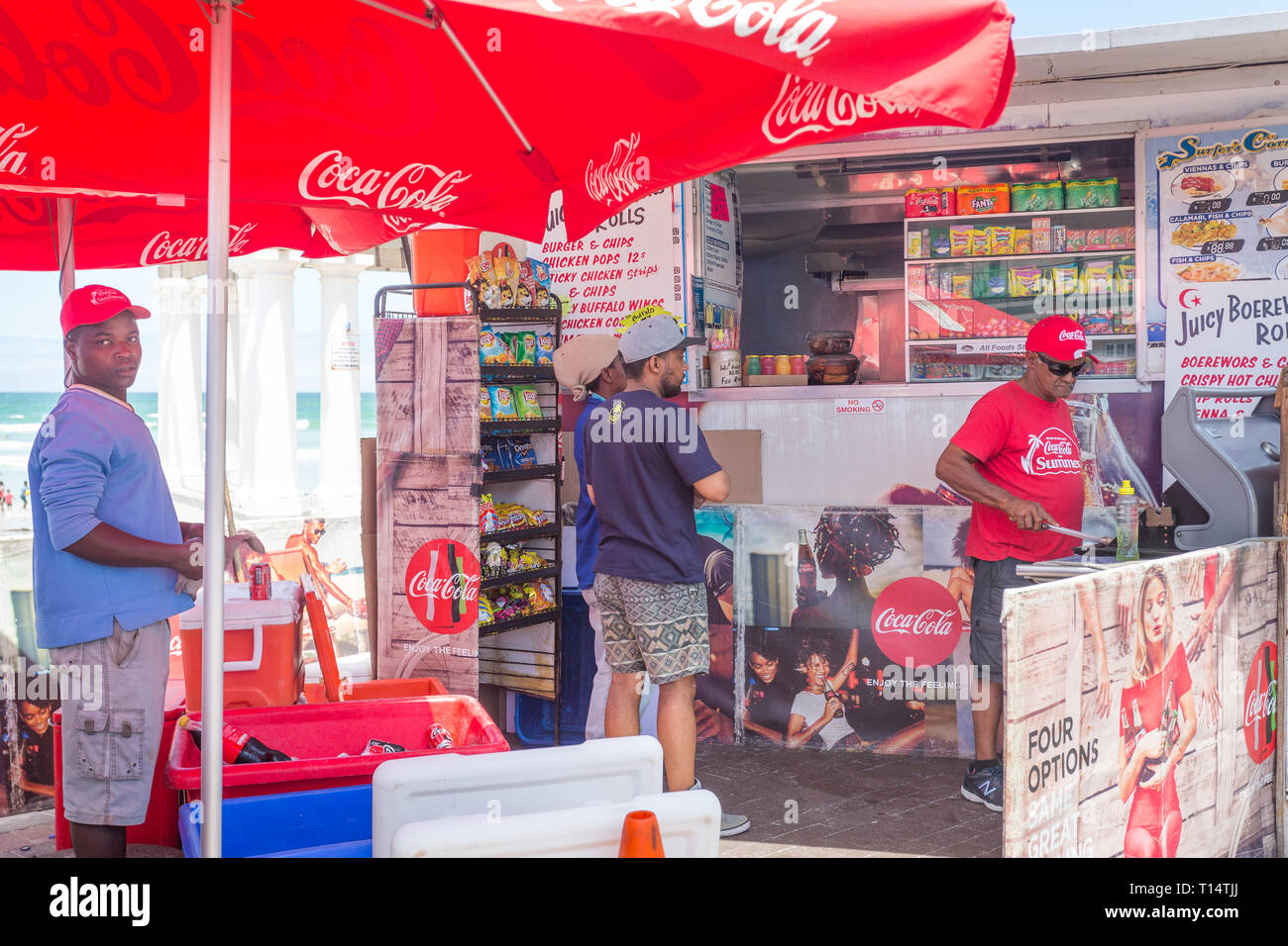 Les vendeurs de nourriture et kiosque de plage où vous pouvez acheter et emporter l'fast food à Muizenberg, péninsule du Cap, Cape Town, Afrique du Sud en été Banque D'Images