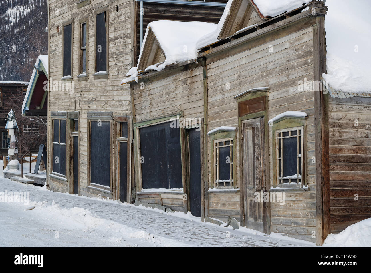 DAWSON CITY, YUKON, CANADA, 10 mars 2019 : Vieille maison en bois en ruine. Dawson City est lié à l'or du Klondike et figure en bonne place dans le no Banque D'Images