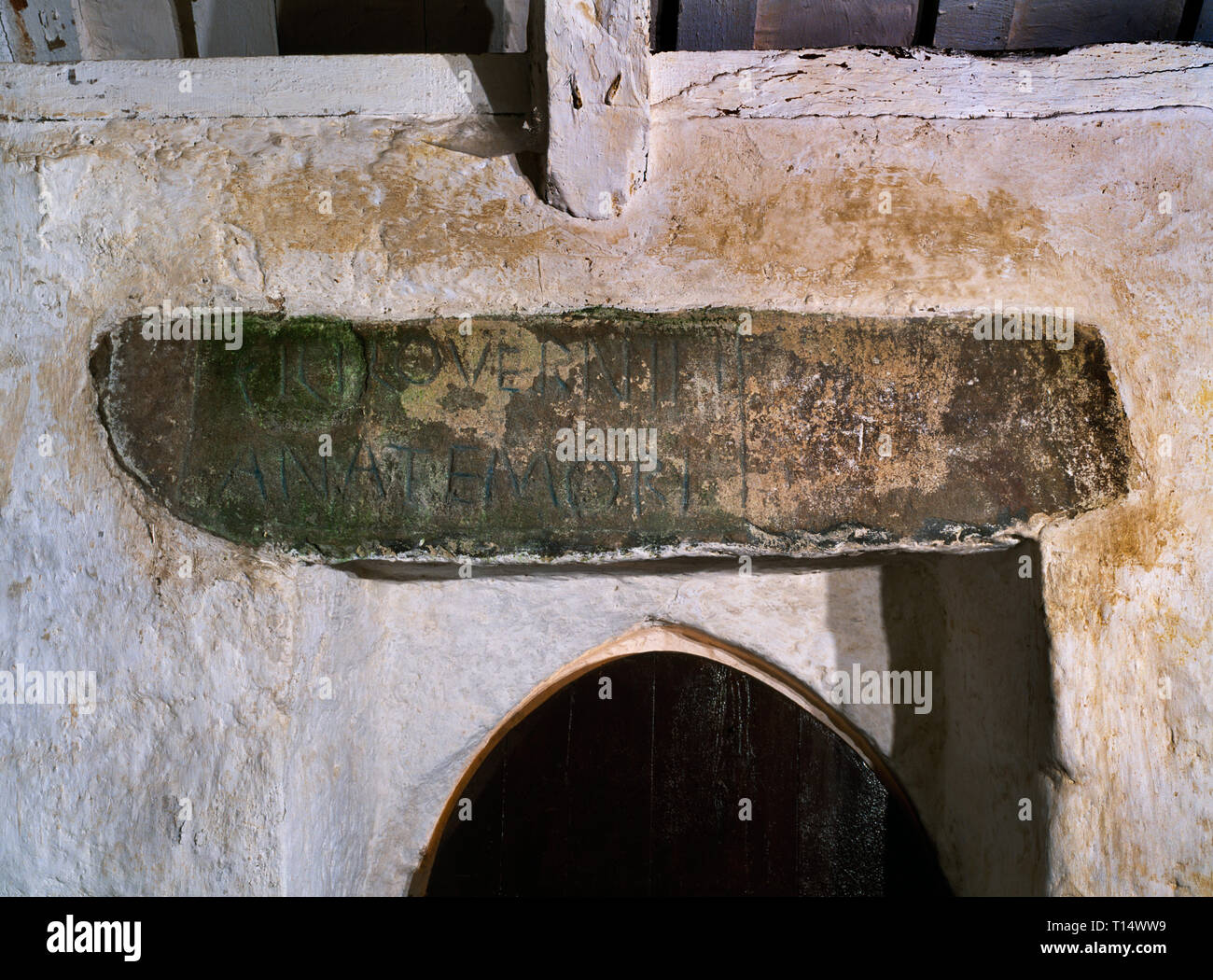 Un C5e et 6e pilier quadrilatère inscriptible Stone set horizontalement pour former un linteau sur la porte à l'intérieur St N'Baglan, Église Llanfaglan, Caernarfon, Pays de Galles Banque D'Images