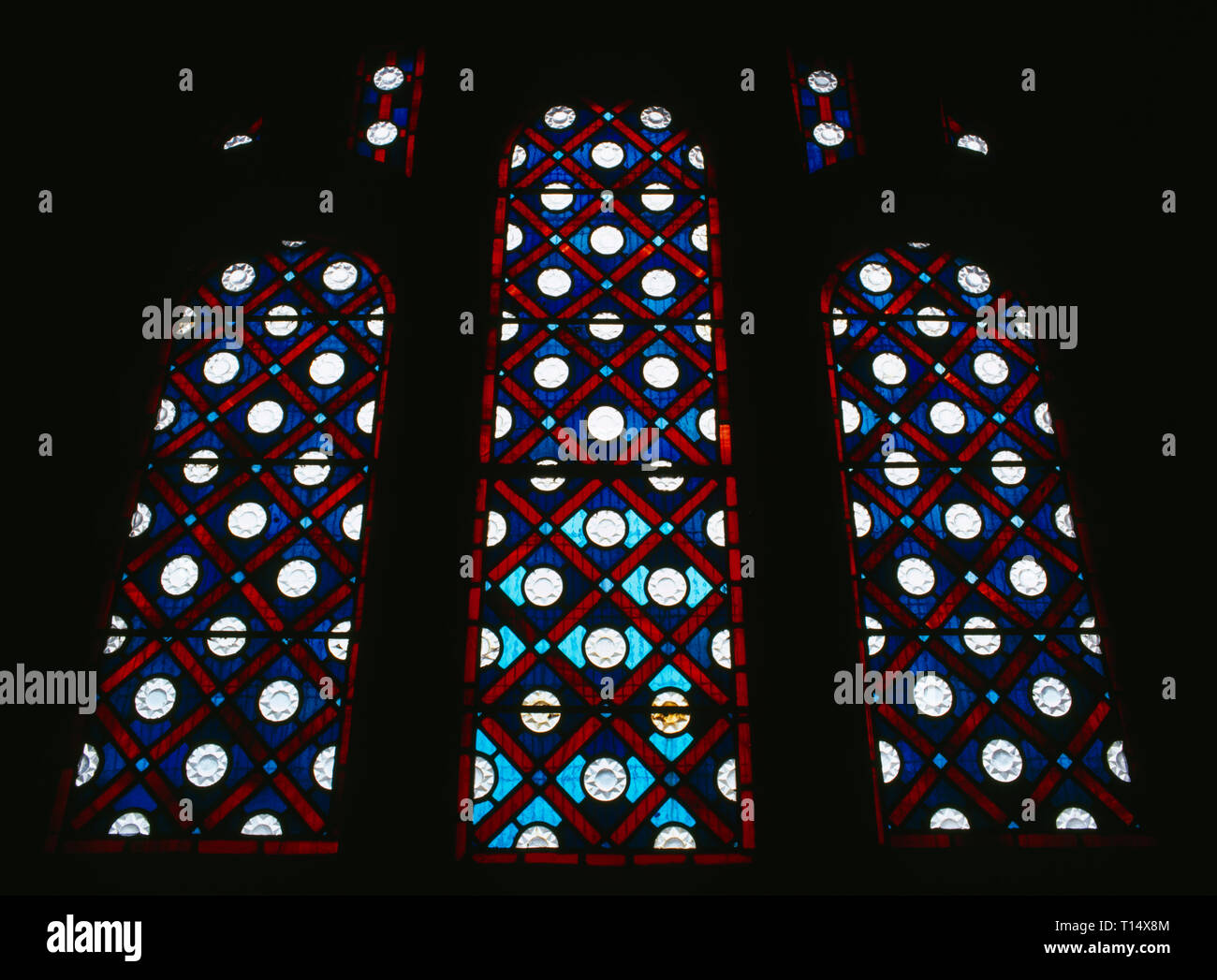 Des motifs géométriques d'inspiration islamique dans la fenêtre d'Llanbadrig N'église, Anglesey, partie de la restauration de 1884 financé par Henry 3e Lord Stanley de Alderley. Banque D'Images