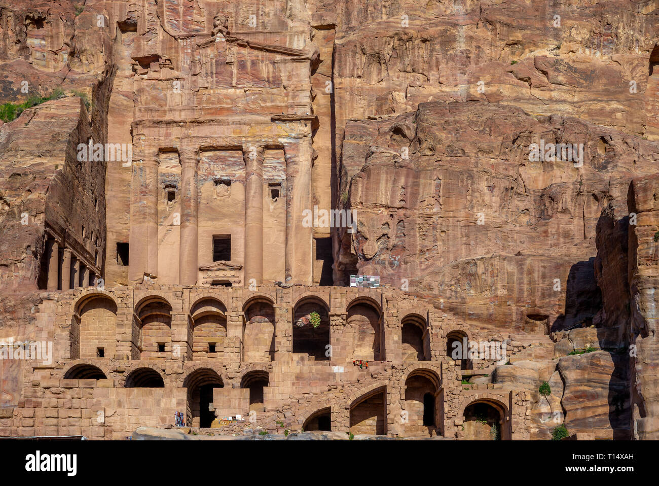 Vue sur la façade des tombeaux royaux à Petra, Jordanie Banque D'Images