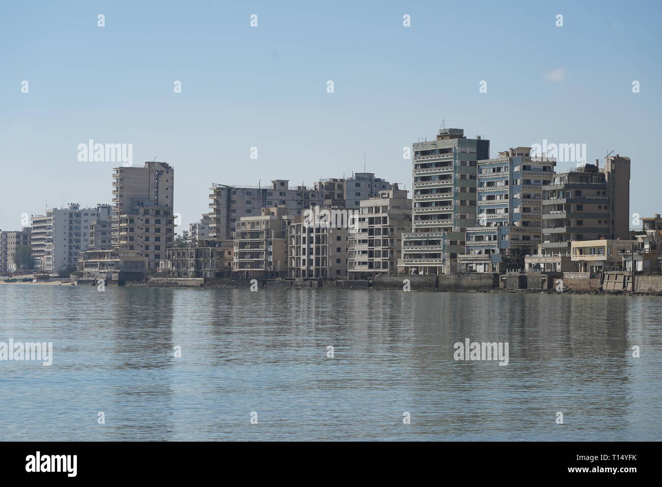 Famagouste (secteur) est un ville chypriote abandonnée de Famagouste. Avant l'invasion turque de 1974 de Chypre, c'est le moderne quartier touristique de la ville. Banque D'Images