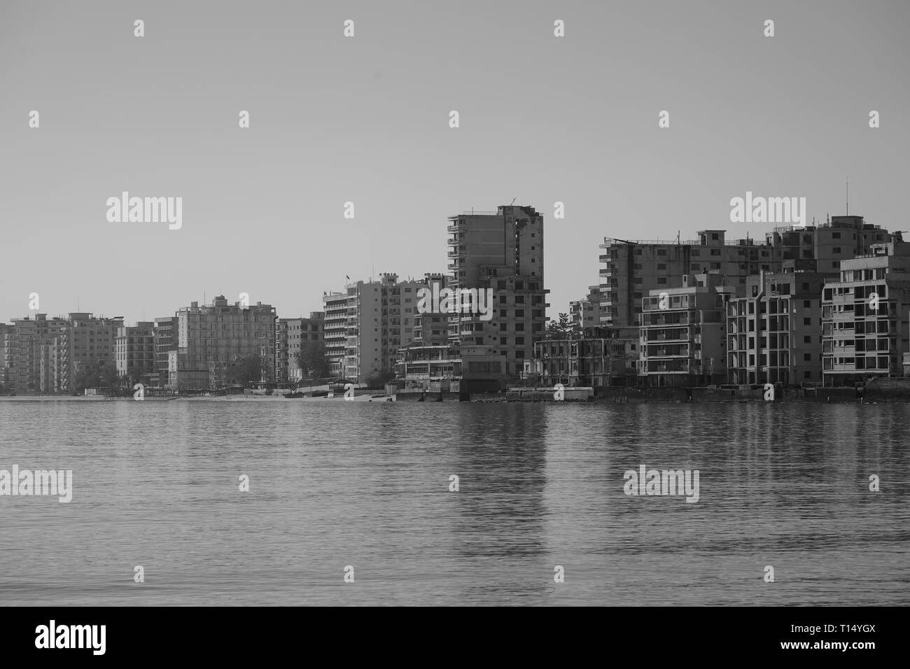 Famagouste (secteur) est un ville chypriote abandonnée de Famagouste. Avant l'invasion turque de 1974 de Chypre, c'est le moderne quartier touristique de la ville. Banque D'Images