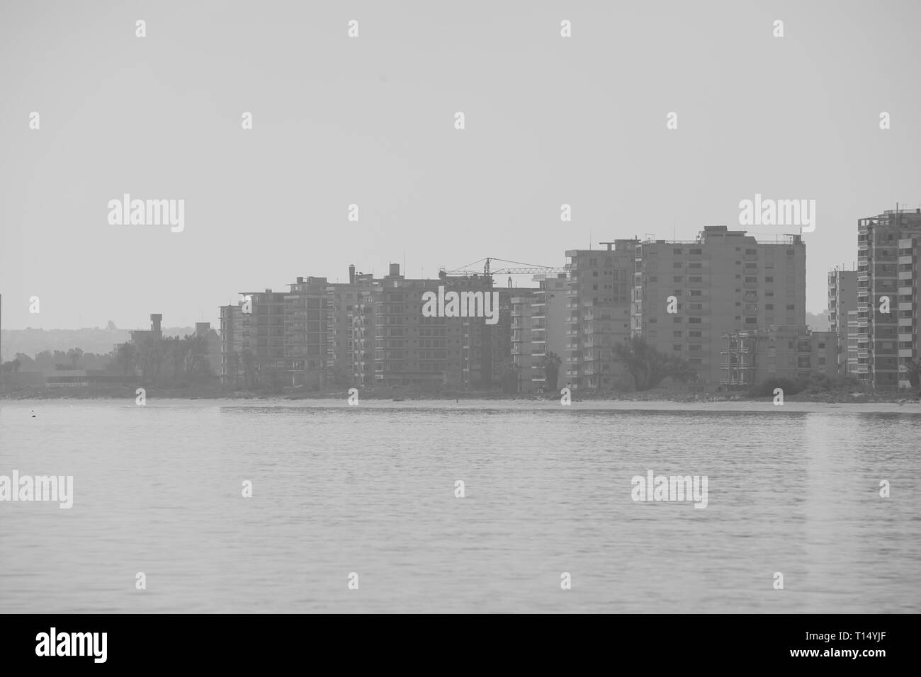 Famagouste (secteur) est un ville chypriote abandonnée de Famagouste. Avant l'invasion turque de 1974 de Chypre, c'est le moderne quartier touristique de la ville. Banque D'Images