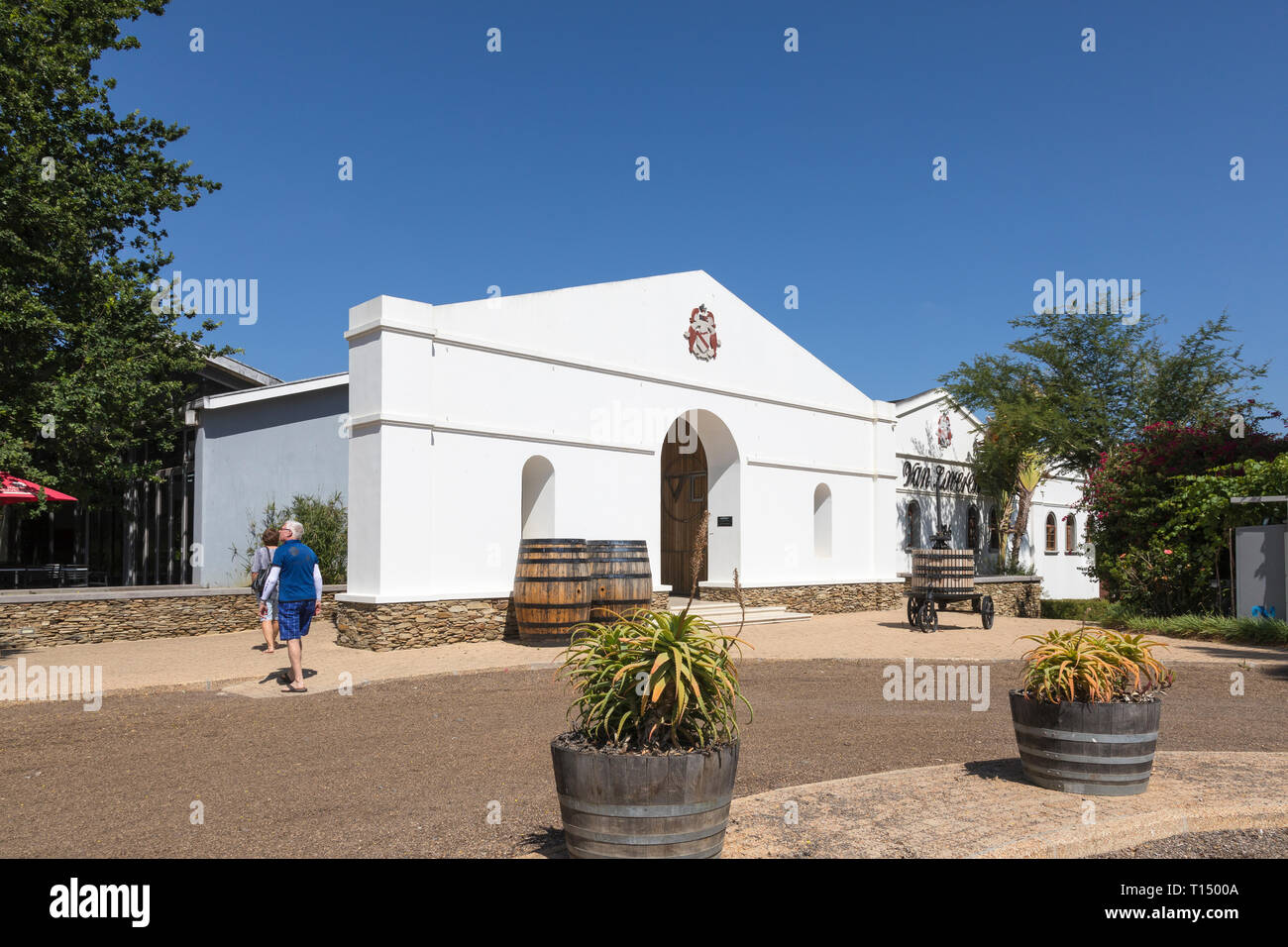 Couple entrant van Loveren Wine Estate point de vente au détail et des caves, Robertson, Route 62, Robertson Wine Valley, Western Cape Winelands, Afrique du Sud Banque D'Images