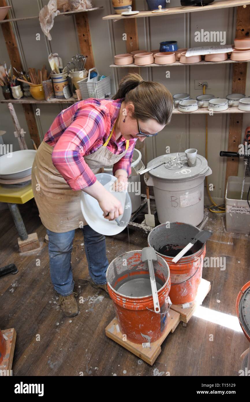 Femme artiste faire la vaisselle et de l'argile des objets de valeur Banque D'Images
