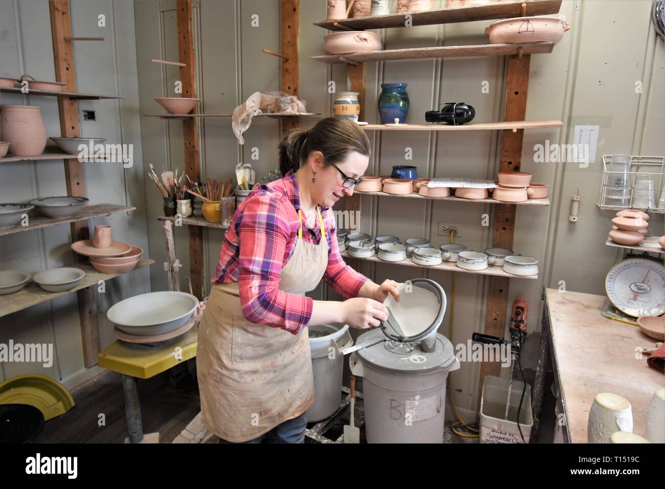 Femme artiste faire la vaisselle et de l'argile des objets de valeur Banque D'Images