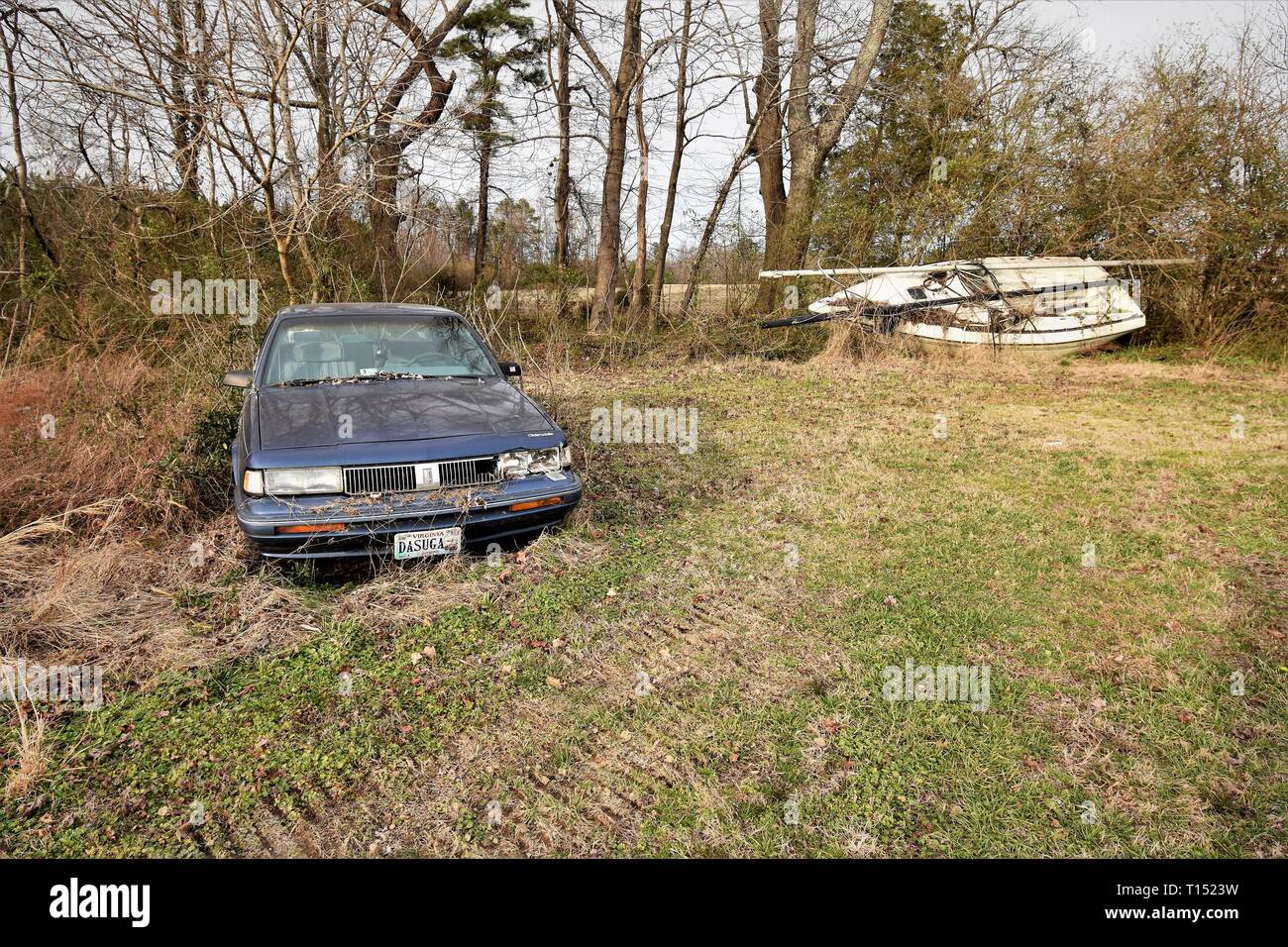 voiture et bateau désertés dans la cour sur la rive est Du Maryland qui est litière et dangereux Banque D'Images