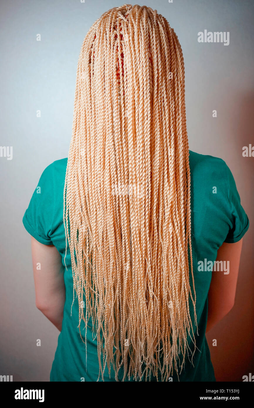 Des tresses torsadées sénégalais, traversent la tresse africaine, de nombreuses tresses de cheveux est enlevé dans les cheveux, la texture de l'tresses Banque D'Images