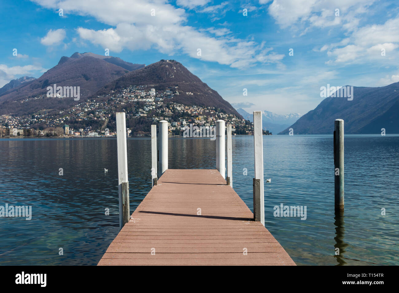 Jetée en bois sur le lac de Lugano, Tessin canton de Suisse Banque D'Images