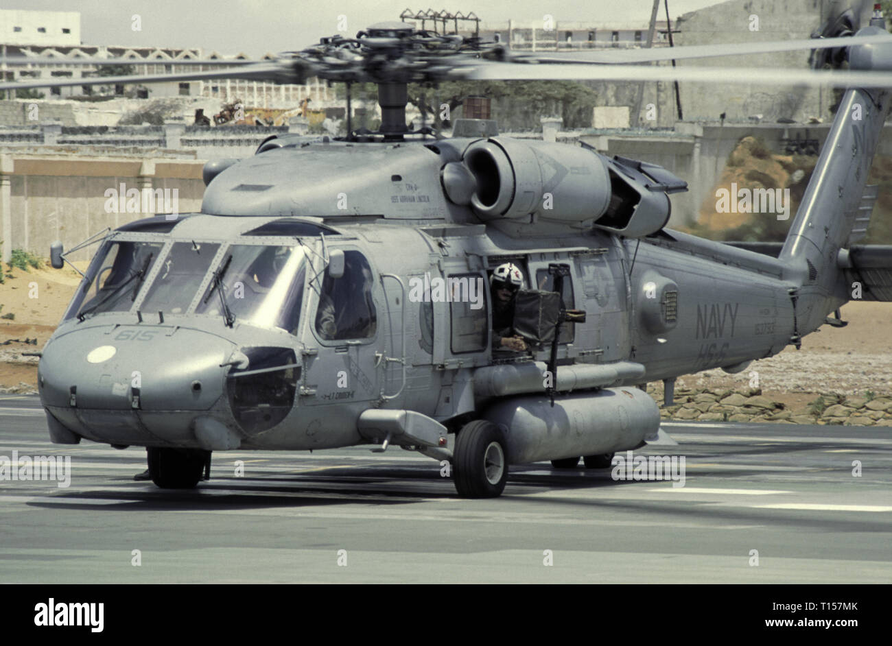 29 octobre 1993 Une marine américaine Sikorsky SH-60 Seahawk hélicoptère à partir de l'USS Abraham Lincoln, prêt à décoller de l'AC de l'ONUSOM à Mogadishu, en Somalie. Banque D'Images