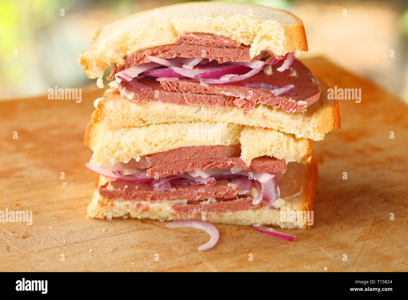 Sandwich empilés avec les moitiés de braunschweiger, oignons rouges et de la mayonnaise sur le pain babeurre Banque D'Images