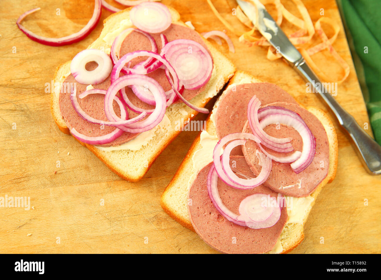 Faire un sandwich avec braunschweiger et oignons rouges avec place pour le texte Banque D'Images