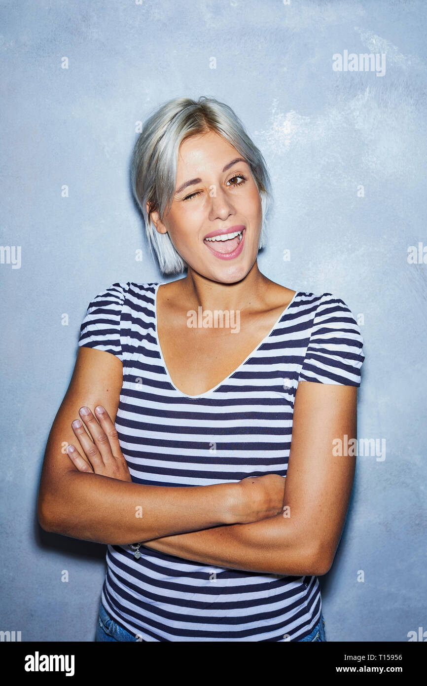 Jeune femme Cheaky making funny faces Banque D'Images