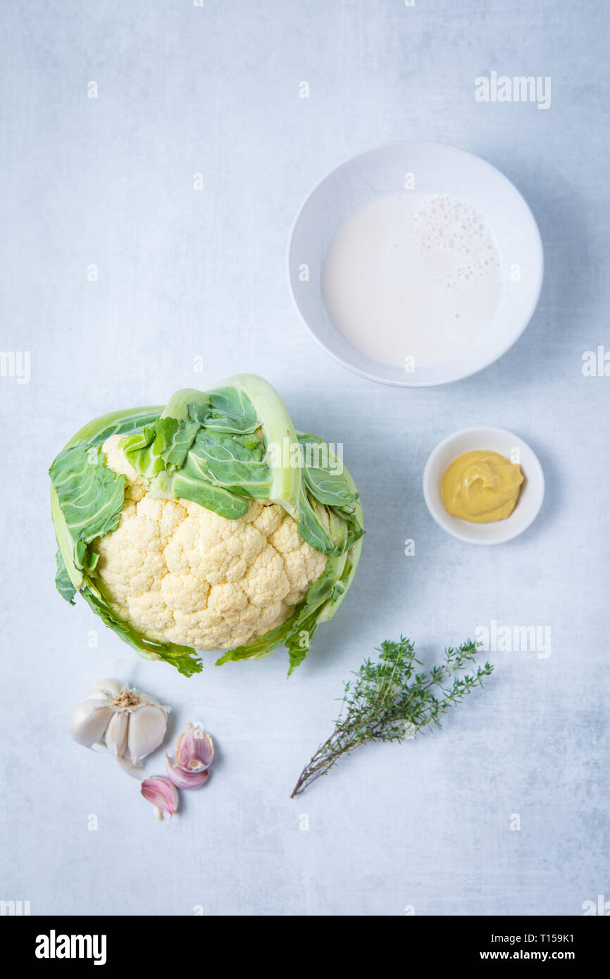 Le chou-fleur de thym de l'ail et le lait d'Amande moutarde Banque D'Images