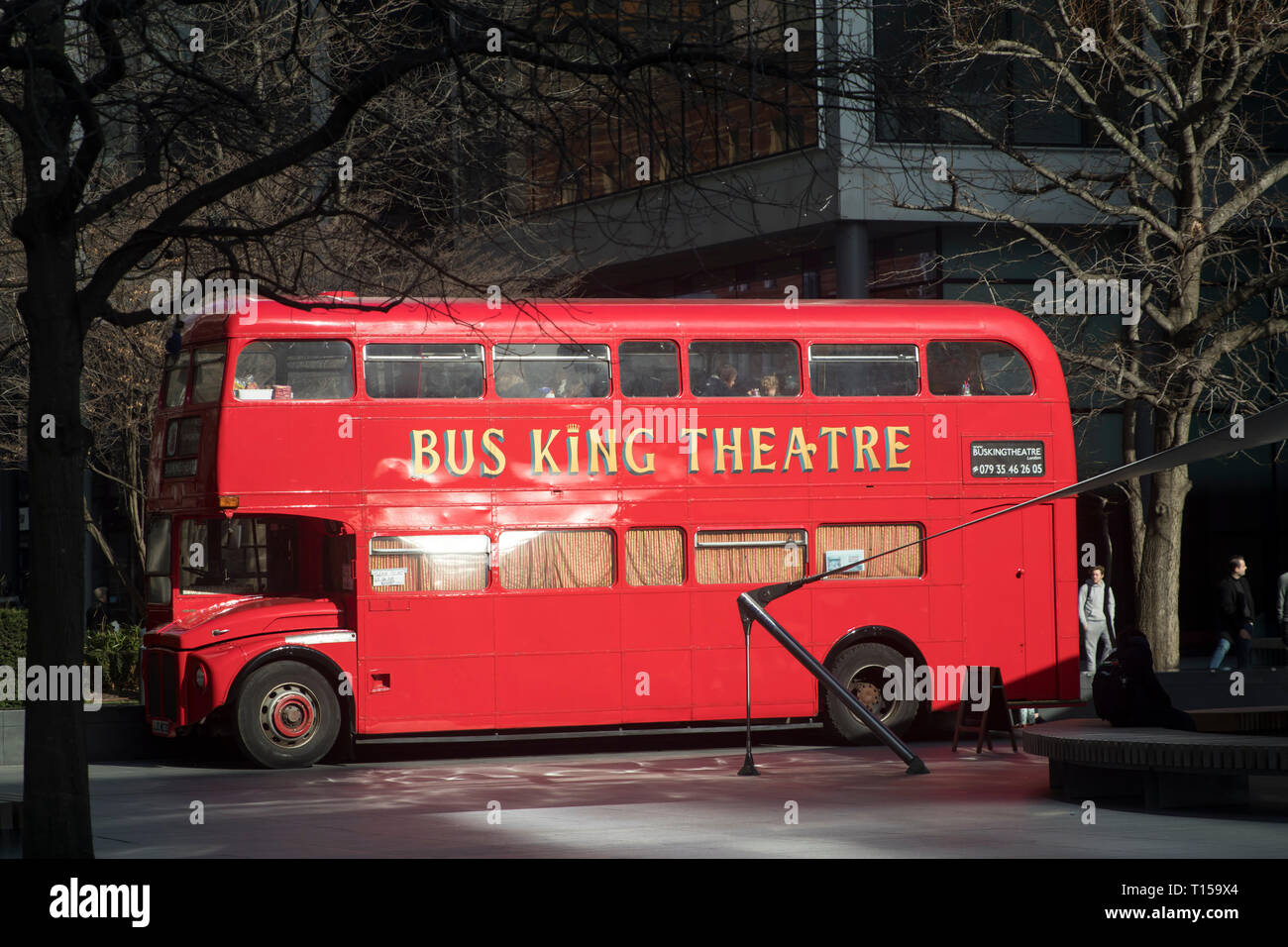 Londres, ANGLETERRE - Mars 12, 2016 Roi de BUS de marionnettes et théâtre d'ateliers créatifs dans un bus de Londres près de Spitalfields Market Banque D'Images