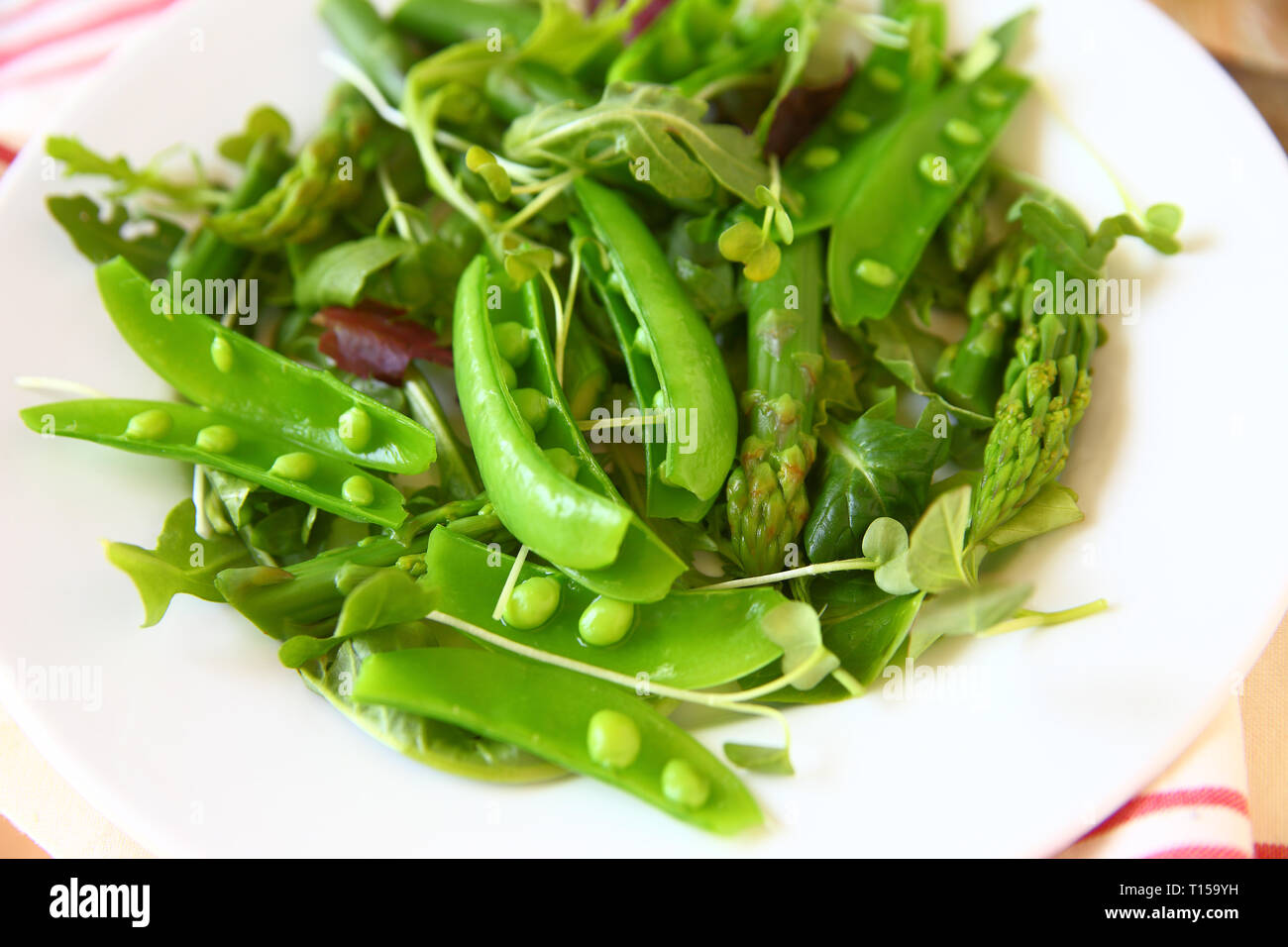 Salade de printemps aux asperges, pois mange-tout et germes de radis Banque D'Images