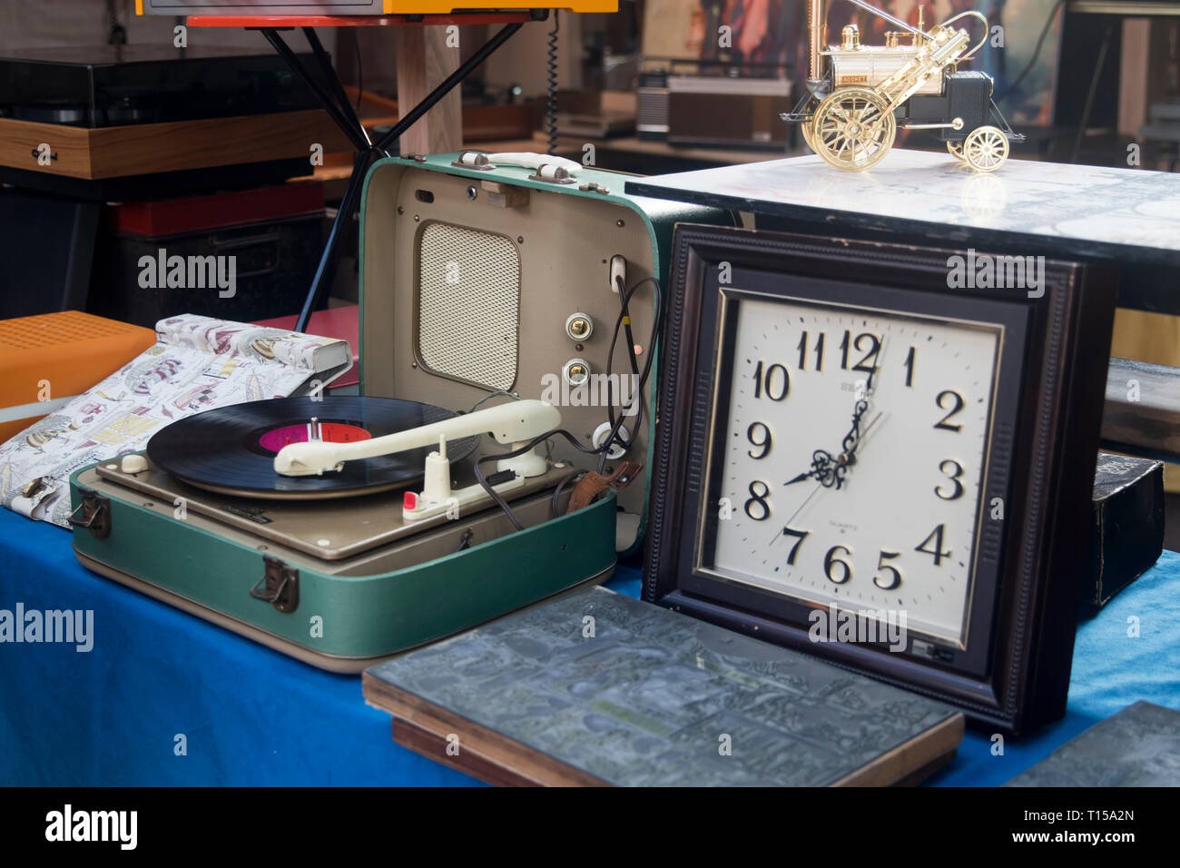 LONDON, UK-Mars 17, 2019 : Shoppers à Spitalfields Market marché antique est la quatrième plus populaire dans la ville attire plus de 100 000 personnes chaque Banque D'Images