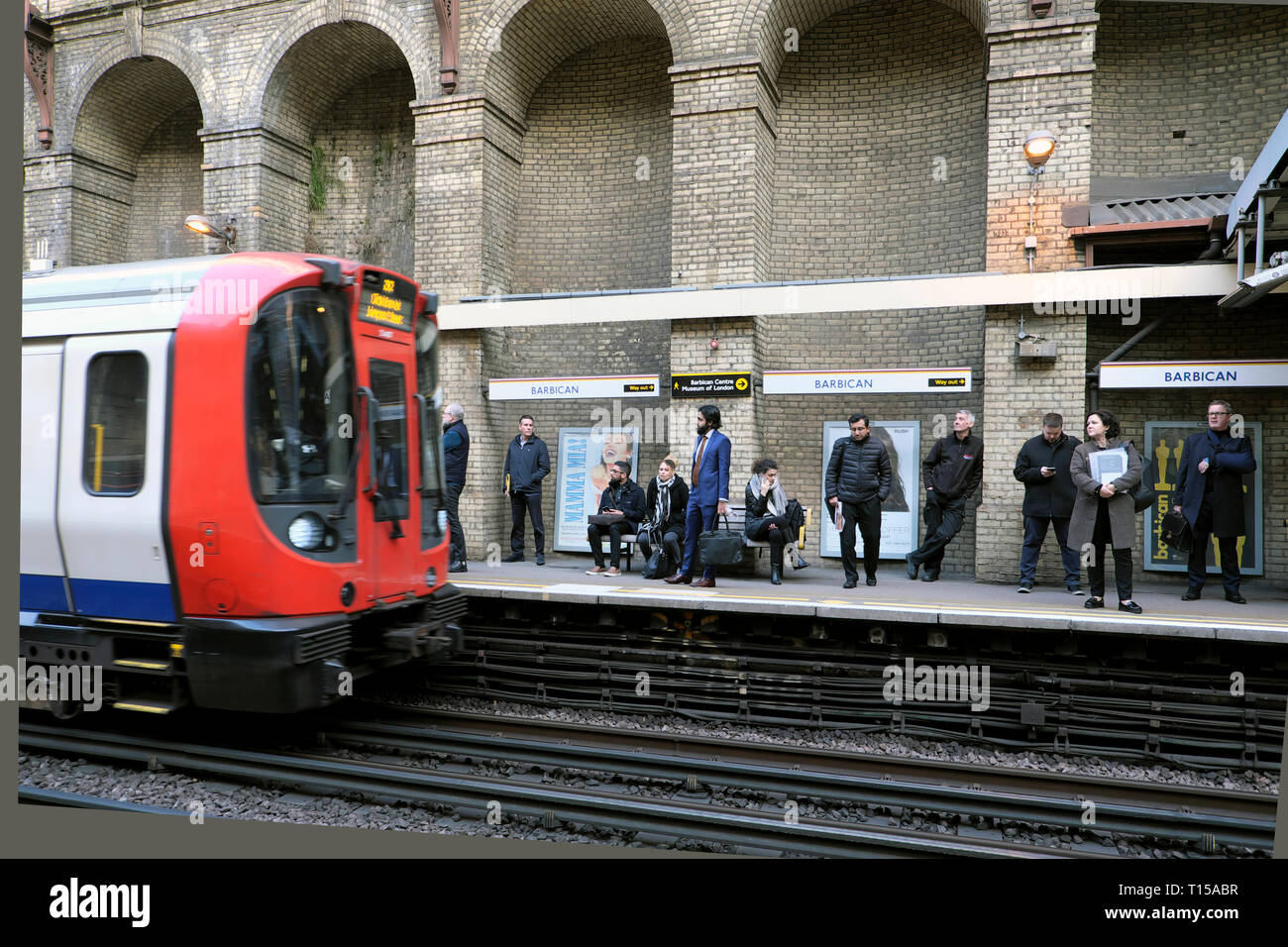 Overground underground tube station Barbican train approchant la plate-forme avec les passagers qui attendent à bord du transport London England UK KATHY DEWITT Banque D'Images