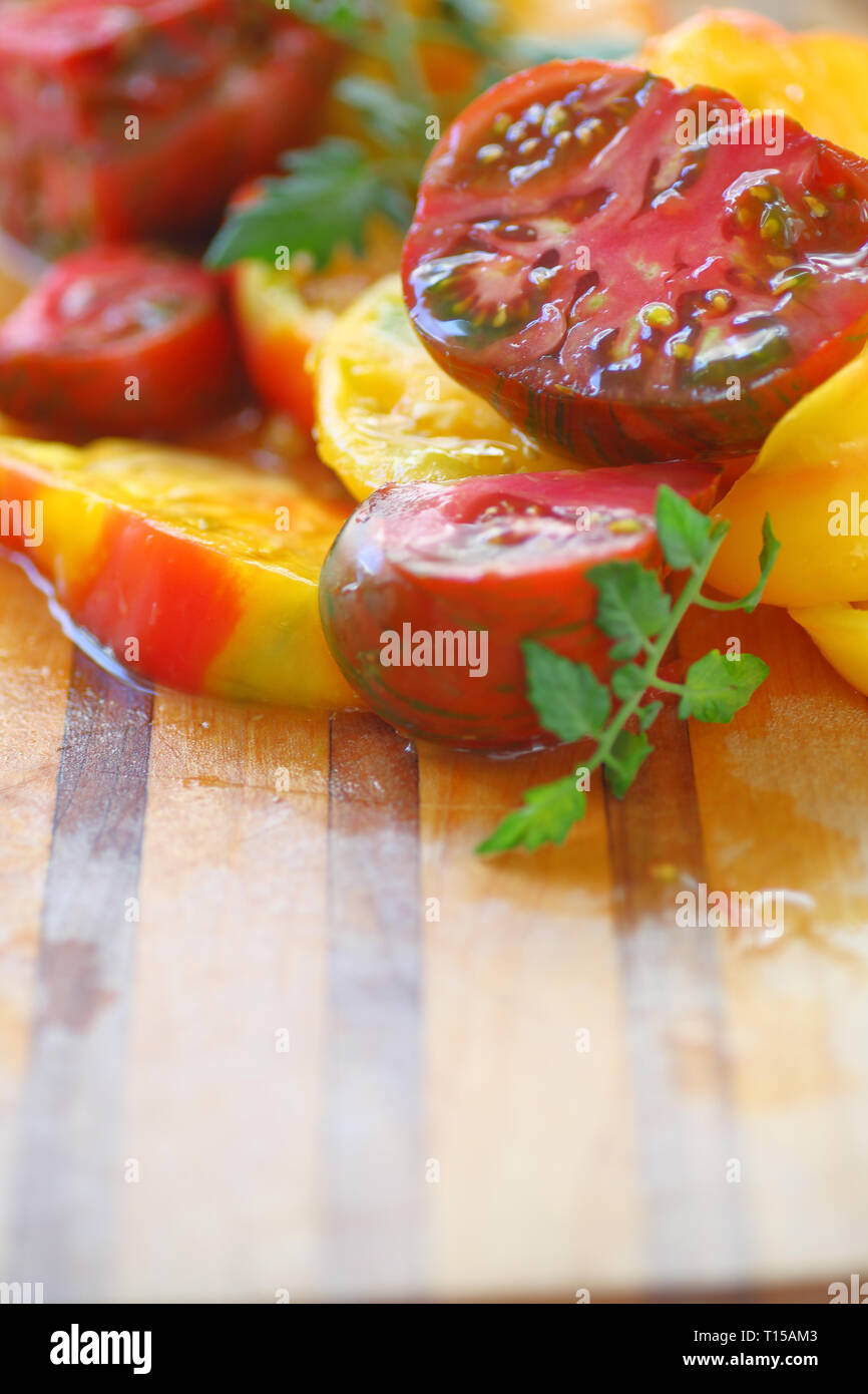 Heirloom tomatoes on a cutting board Banque D'Images