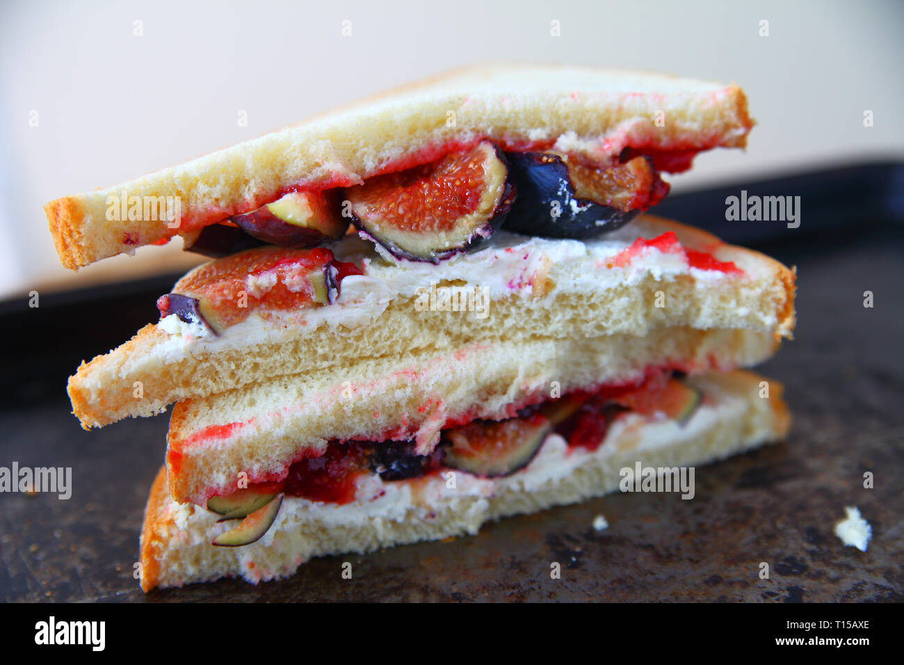 Sandwich de fruits avec du fromage à la crème et de la confiture, coupées en deux et empilées Banque D'Images